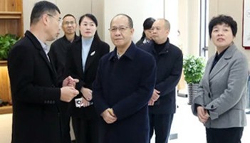 浙江省温州市委副书记、政法委书张家波走访企业